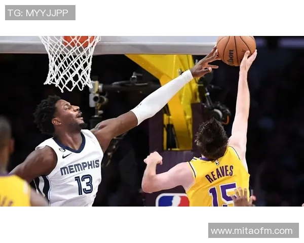 恩比德与里奇-保罗球员通道合影引热议:现场看球巧遇NBA大咖 恩比德与里奇-保罗球员通道合影引热议:现场看球巧遇NBA大咖